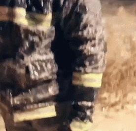 这条热搜把眼泪冻住了！消防员竟拿不起头盔？