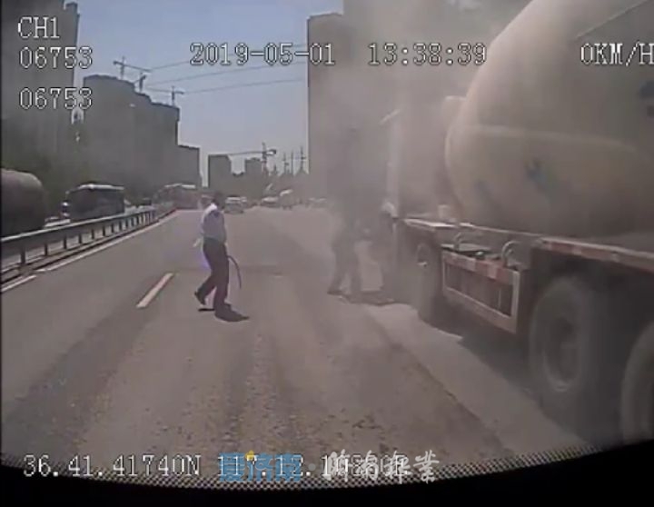 罐车突燃！紧急时刻，驾驶员提着灭火器冲向前