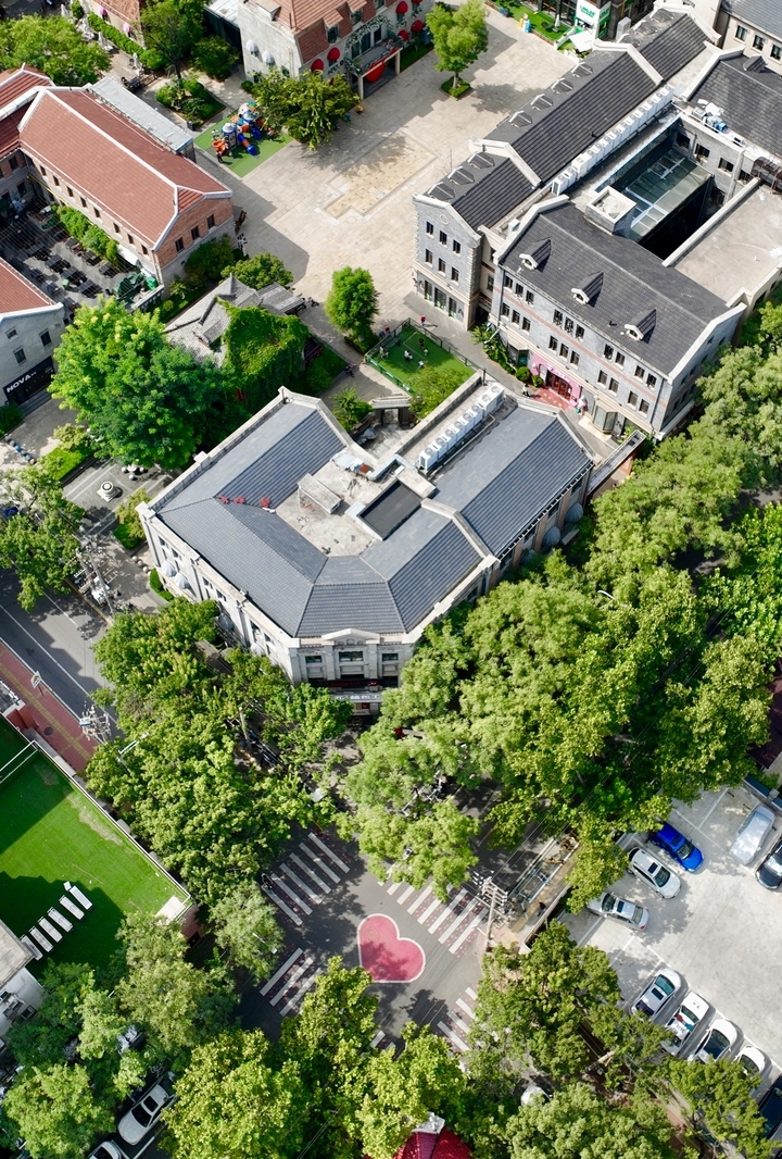 俯瞰济南经三路上的浪漫