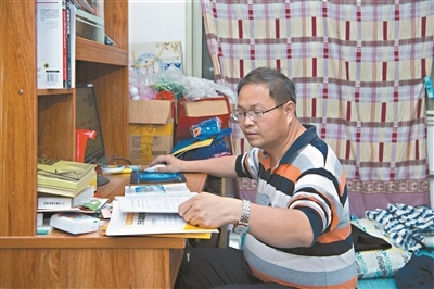高中学历自学数十年圆高校教师梦 用“猫爸”教育与孩子共进步 
