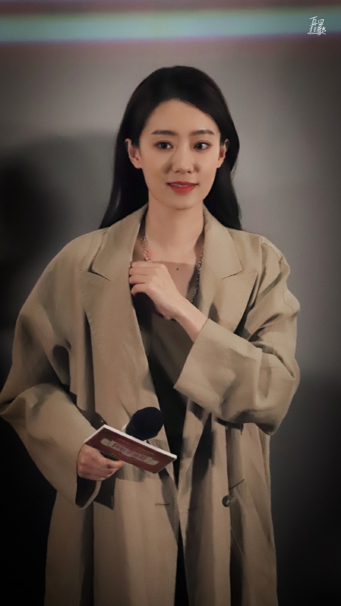 张小斐下班图好美！长发披肩温柔甜美