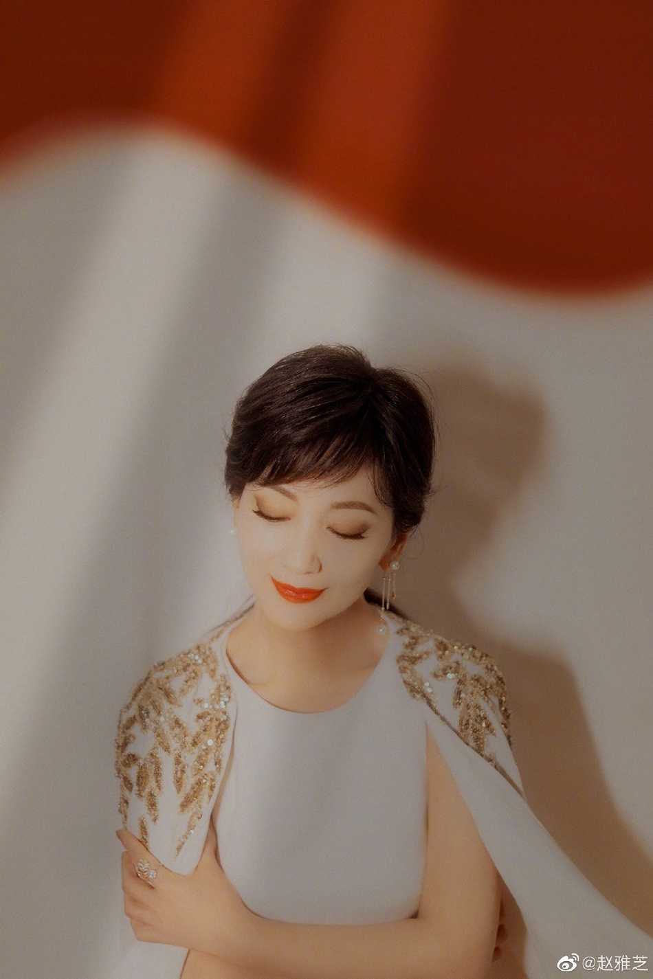 赵雅芝白色长裙刺绣披肩优雅 举手投足间尽显端庄