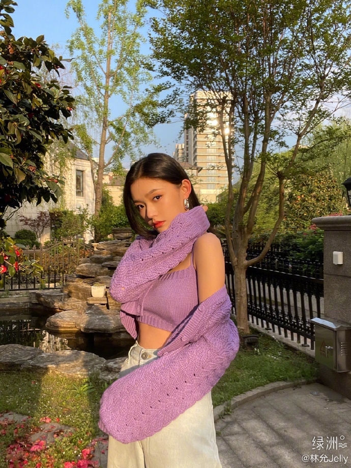 林允穿吊带背心秀马甲线对镜甜笑少女感满满