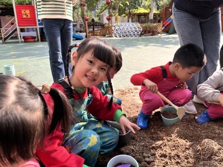 体验耕耘的快乐！历下区十亩园幼儿园萌娃这样过“五一”