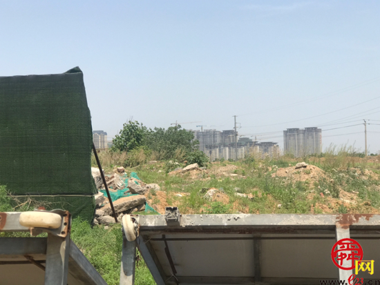 【啄木鸟在行动】济南市历城区郭店东村东侧有建筑垃圾防尘网覆盖不全
