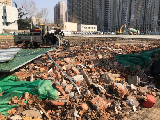 【啄木鸟在行动】天桥区无影山东路附近有渣土露天堆放未覆盖