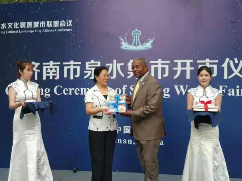 2019济南泉水集市“开市” 百余外宾组团感受泉水文化味儿