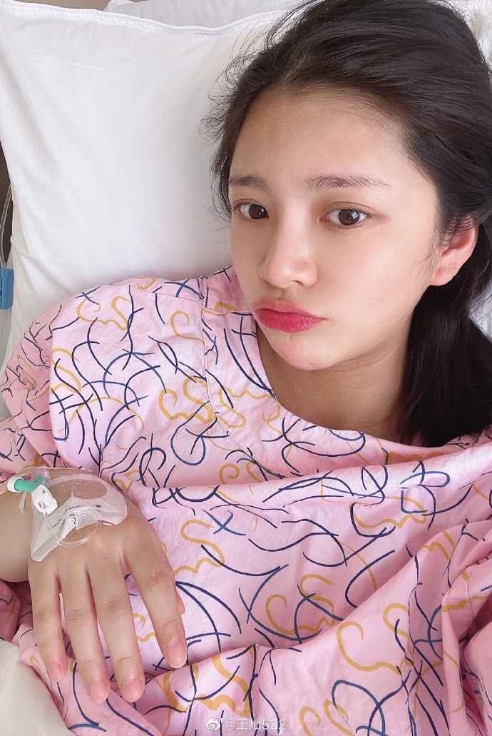 杜淳老婆王灿发长文回忆生产过程 晒一家三口合照温馨幸福
