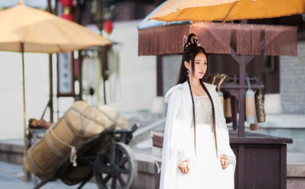 甘婷婷新片《花神绛妃》曝唯美剧照 演绎花神缱绻柔情