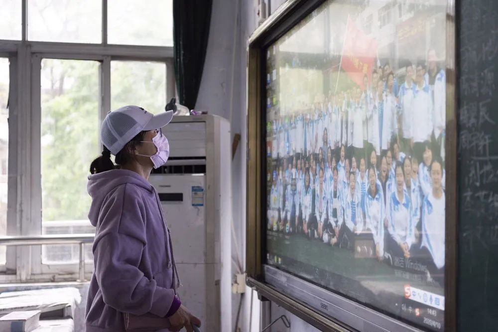 老师上网课，久违的学生们发来一串弹幕：“老师好！”