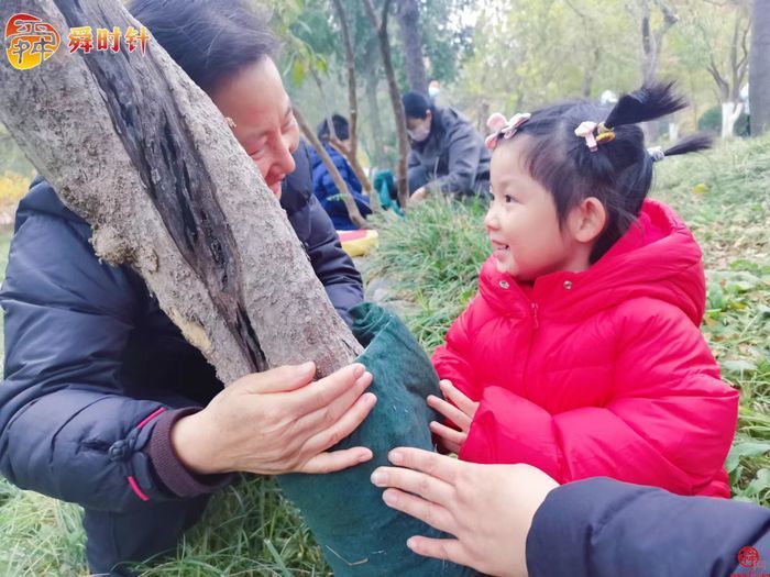 舜时针粉丝共探冬藏奥秘 百花公园植物保护在行动