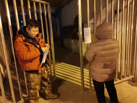 隔着玻璃跟1岁儿子说再见：对不起，爸爸还有一场战“疫”要打！