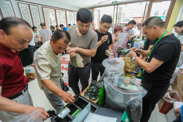 看土家族民俗节目 品泉水五峰茶 湖北五峰茶来济举办首场推介会