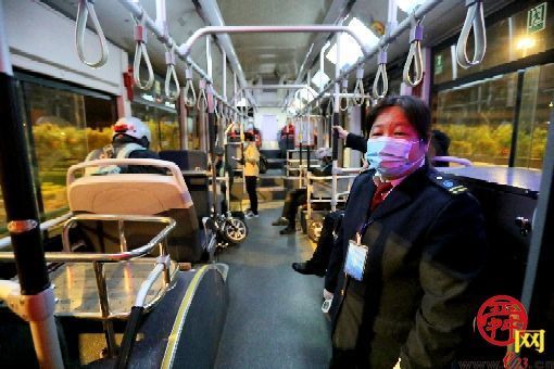 零点公交司机：日复一日 守望城市夜归人