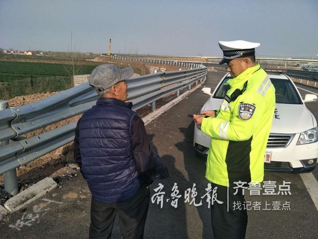 危险！父女高速上拌嘴，老父亲一气之下弃车步行