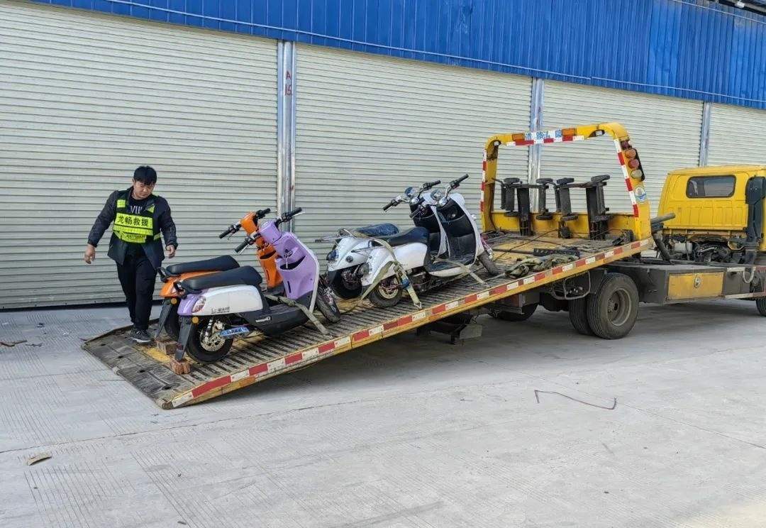 “鬼火”少年狂飙炸街“翘头”炫技,警察蜀黍出手了