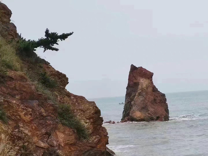 网传青岛地标之一“石老人”被风雨摧毁，多名网友上传相关图片