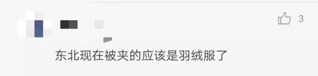 被卡住的风衣和上班，她选择了后者！一件风衣就独自坐地铁到终点