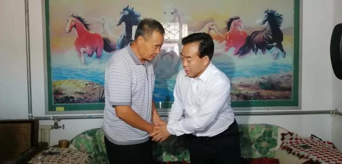 济南市教育局看望慰问救人身亡教师伦学东家属 已报请追授为“济南市道德模范”