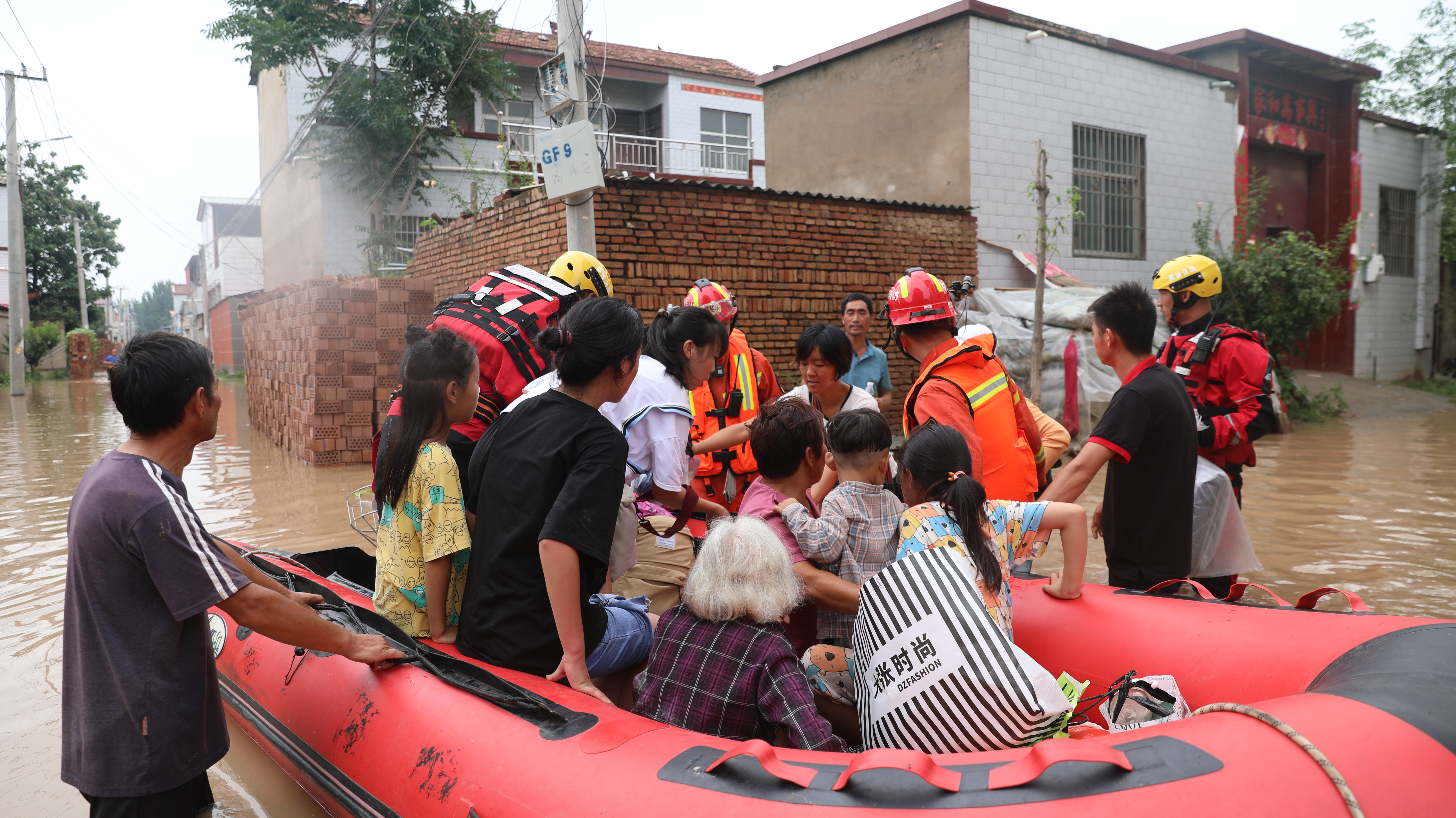 山东消防队130人驰援尉氏县，营救转移群众867人！