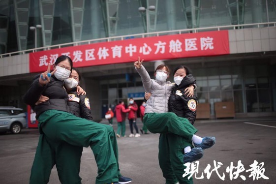 又一家方舱医院休舱！第一次看到护士脱下防护服，原来她们这么小