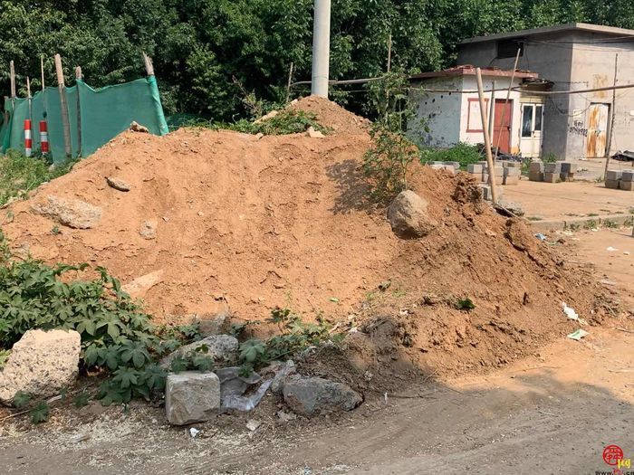 【啄木鸟在行动】章丘区十一号路附近渣土未覆盖 防尘措施有待加强