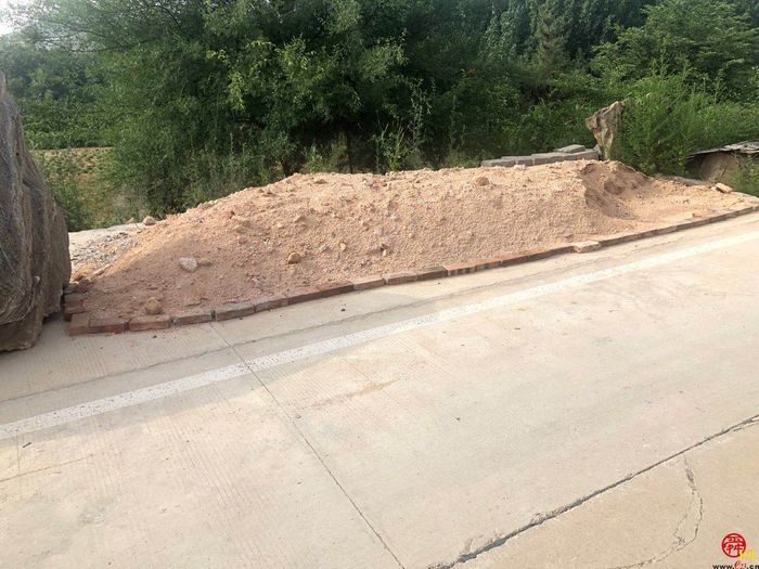 【啄木鸟行动】长清区聚金路道路旁渣土裸露堆放