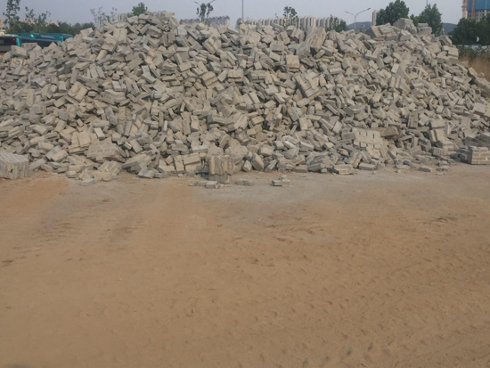 【啄木鸟在行动】新泺大街与凤凰路交汇处西南角存在扬尘隐患