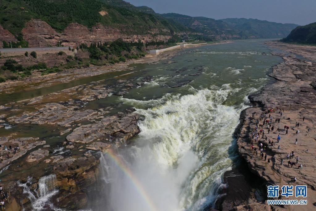 黄河壶口瀑布现清流飞瀑景观