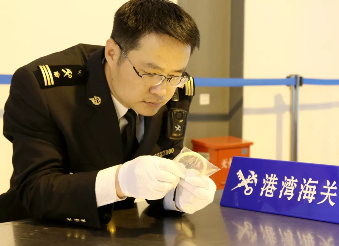 精美的象牙背后是残忍的杀戮，请拒绝象牙制品！