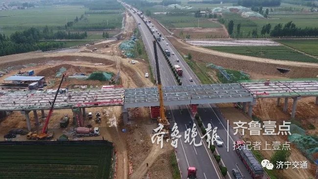 日兰高速曲阜东互通立交钢箱梁主桥合龙，年底通车