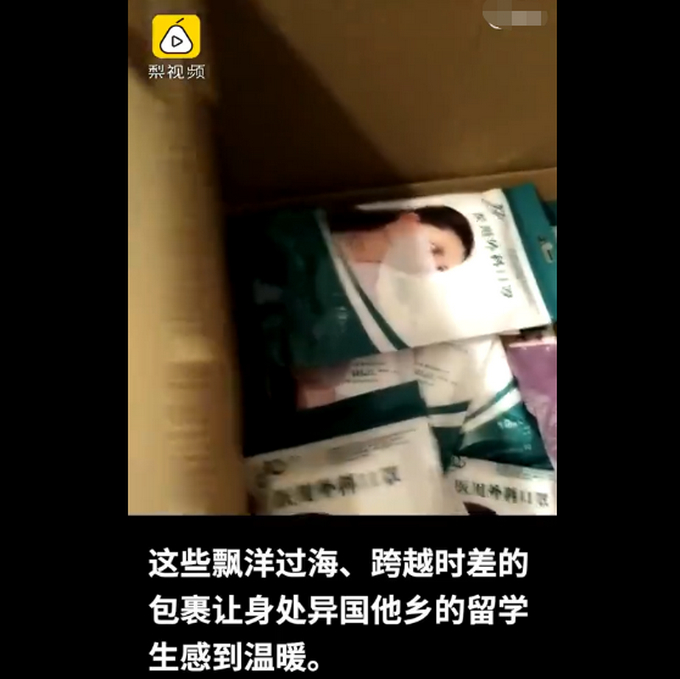 真的自豪!留学生发健康包引外国人围观 抗疫