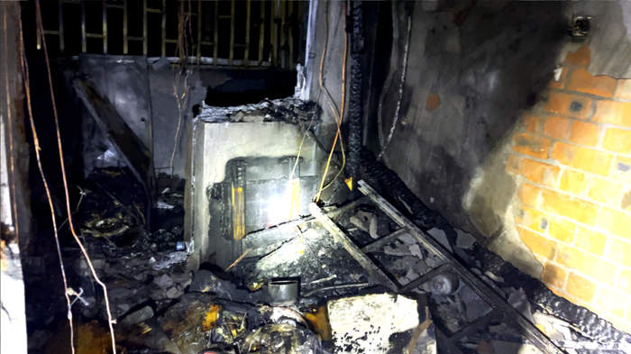 电瓶车电池房间内充电引发火灾致外卖骑手身亡，二房东获刑平台被约谈