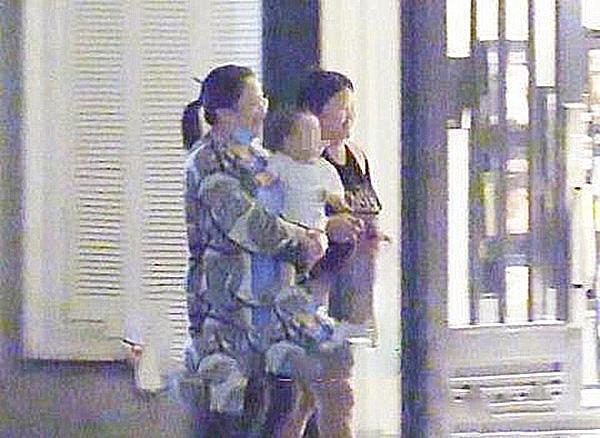 趙麗穎帶兒子現(xiàn)身被偷拍，明星私生活該曝光嗎？兩種觀點不相上下