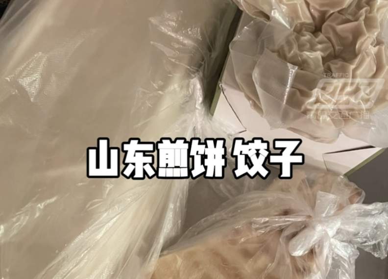 从县城出国看女儿，这对不懂英语的山东父母看哭很多人