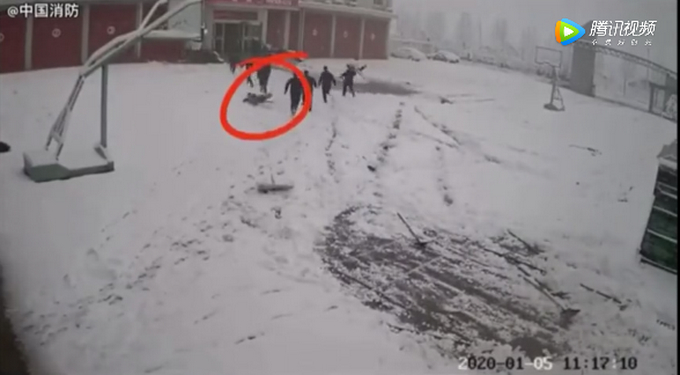 这些“狼狈”的身影真帅！消防员花式出警合集来了，笑着笑着就哭了