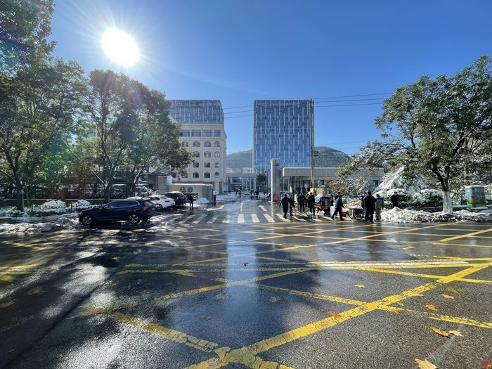 全员扫雪铲冰  能源济小华扫出一道道温暖安全路