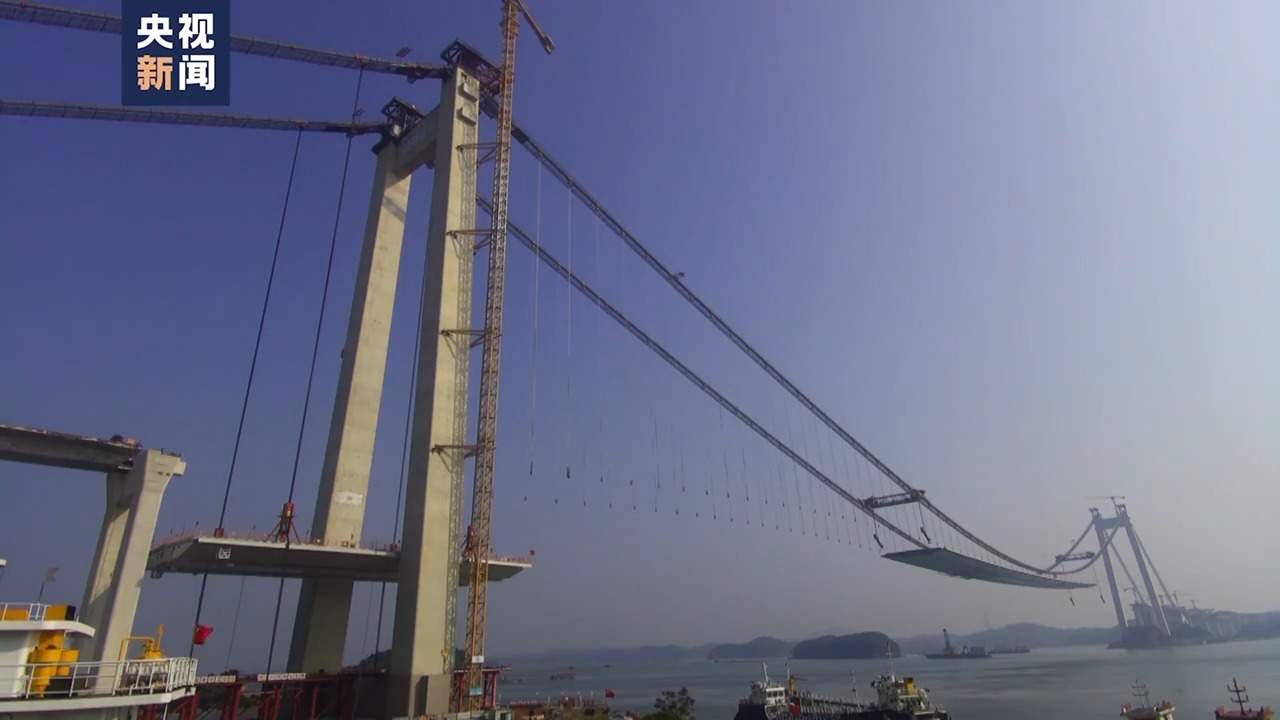 广西龙门大桥完成重量超1500吨边跨钢箱梁整体吊装