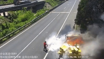 车辆突然着火,司机不但没停还加速狂奔……
