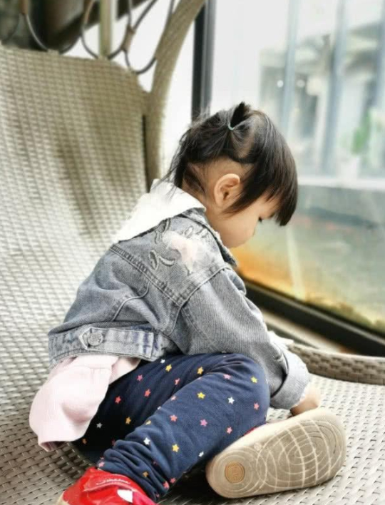 女儿|神秘老公疑曝光？万茜与女儿团聚，三人牵手同行温馨有爱