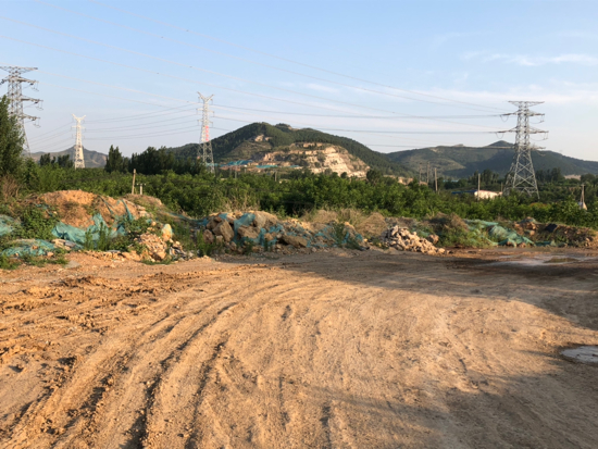 【啄木鸟在行动】港兴路与港九路交汇处附近大片渣土裸露