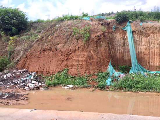 【啄木鸟在行动】凤凰国际小区东门附近渣土覆盖不全