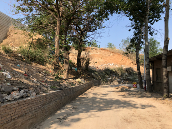啄木鸟在行动：茂陵山路西侧一院内施工区域有大片裸土