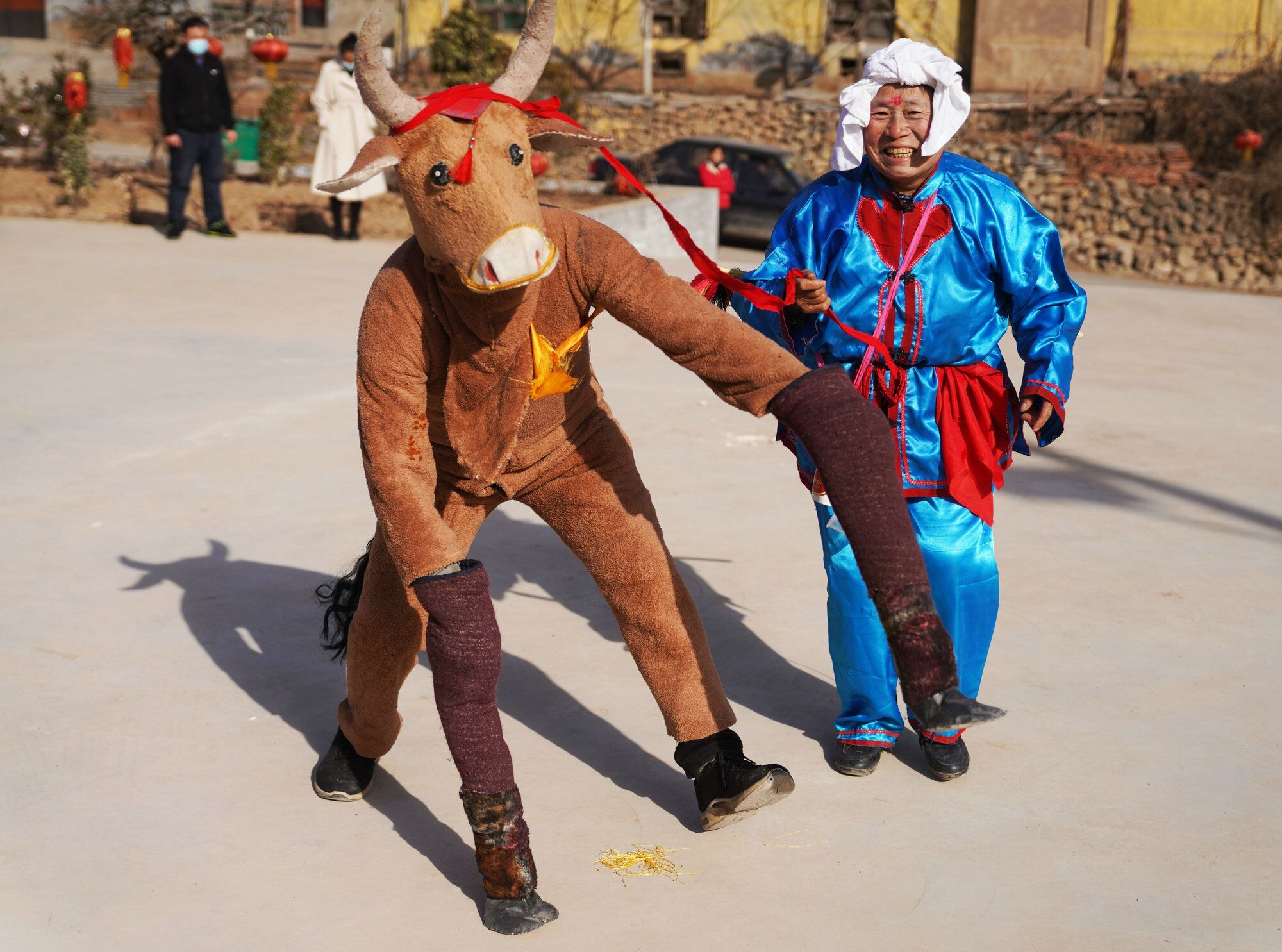 组图丨舞龙舞狮戏金牛，欢欢喜喜过大年