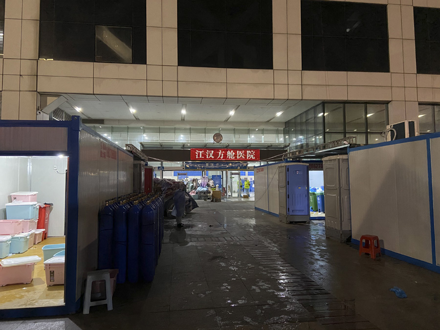 武汉疫情防控“应收尽收”总攻：方舱陆续收满，社区出现转机