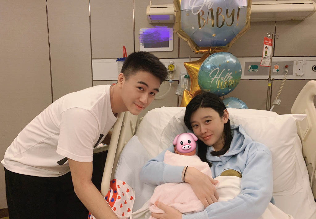 何猷君深夜喝醉，多次爆粗怒怼网友，透露家族财产已分完