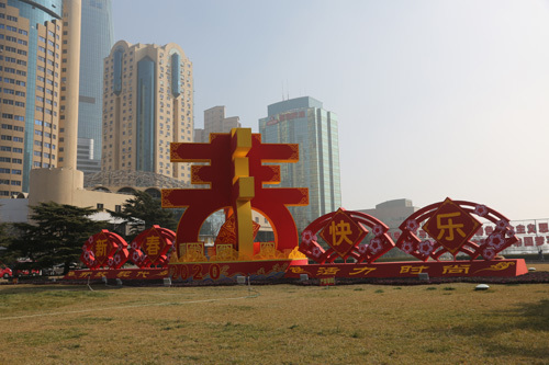 “春”意浓浓迎新年！青岛市五四广场春节景观造型亮相