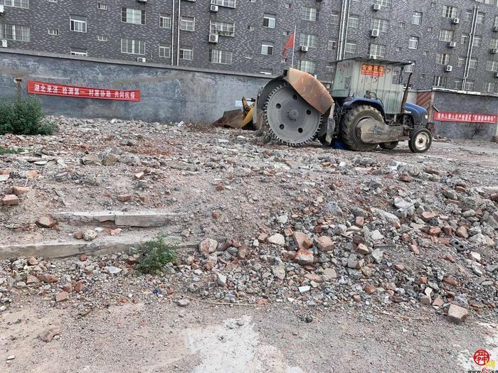 【啄木鸟在行动】章丘区农民公寓附近建筑垃圾裸露 易产生扬尘