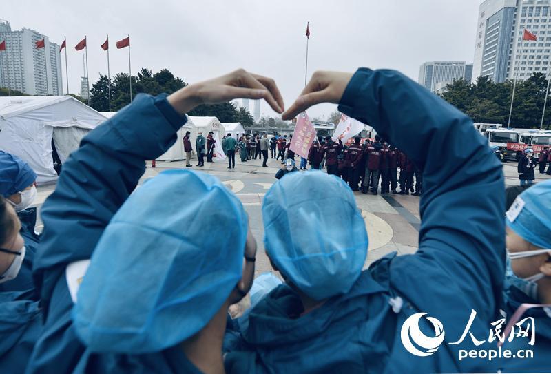 “表情包”“比心”向“方舱”告别