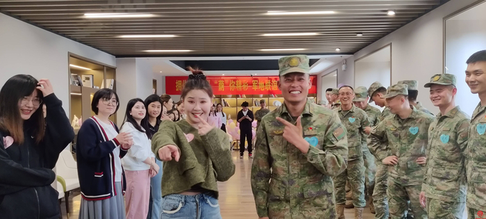 拥你入“槐““荫”你精彩   这场军地联谊会超甜！